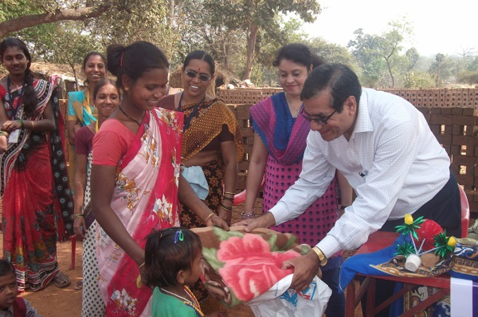 Children receiving blankets