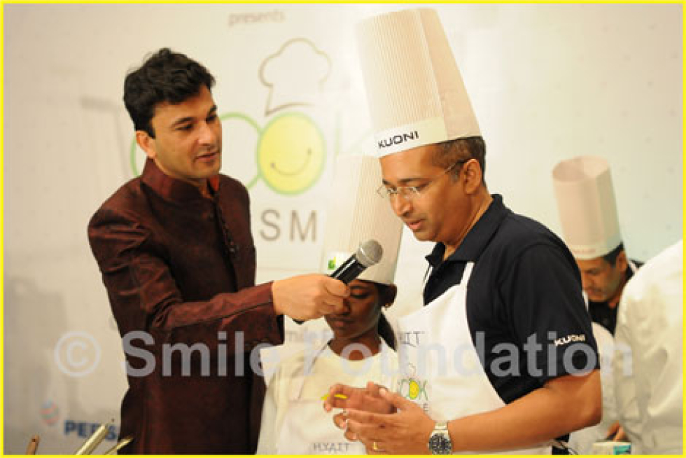 Chef Vikas Khanna guides one of the CEO´s and his little masterchef