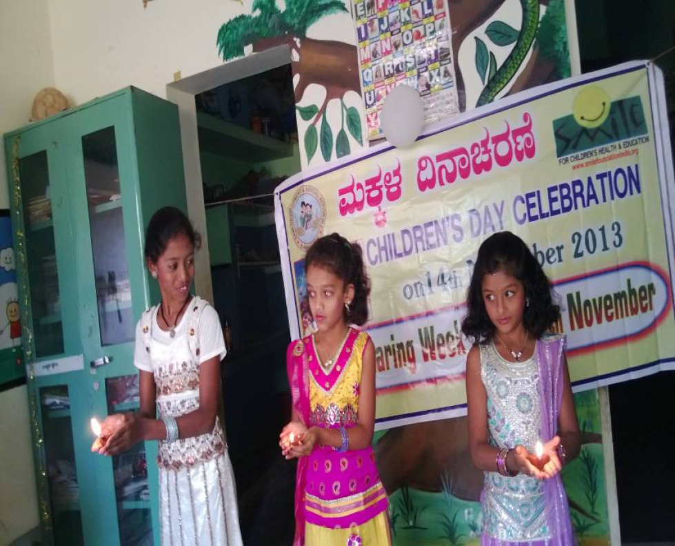 Children dancing to the ´song of light´