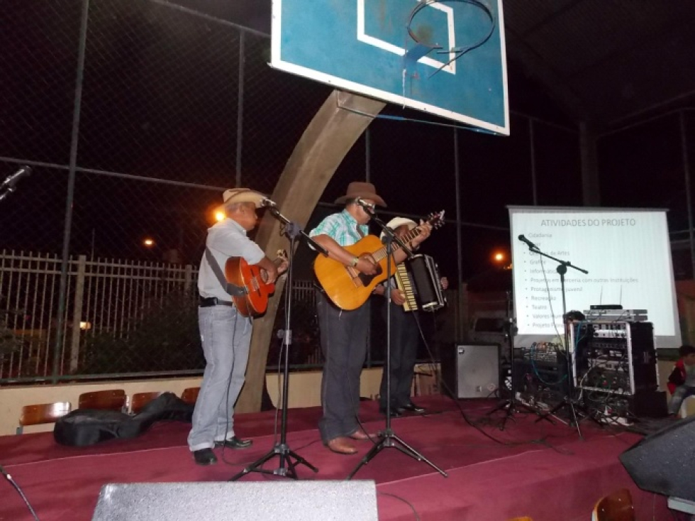 Toque de guitarra durante el festival