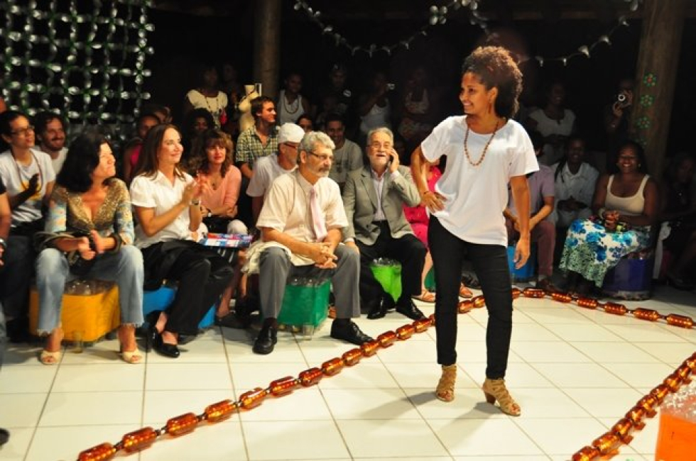 Desfile de moda de joyas recicladas