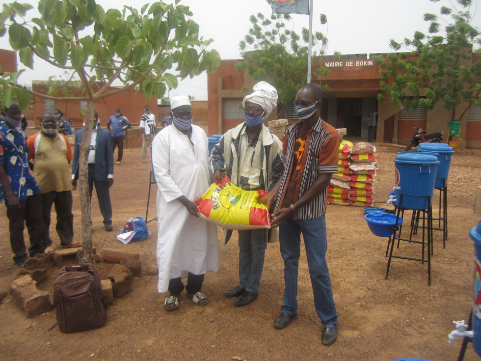 Cérémonie de remise de vivres et kits sanitaires