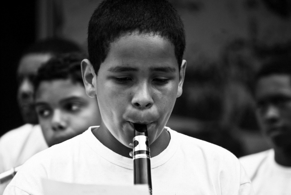 Rodrigo, un enfant de 13 ans jouant la clarinette