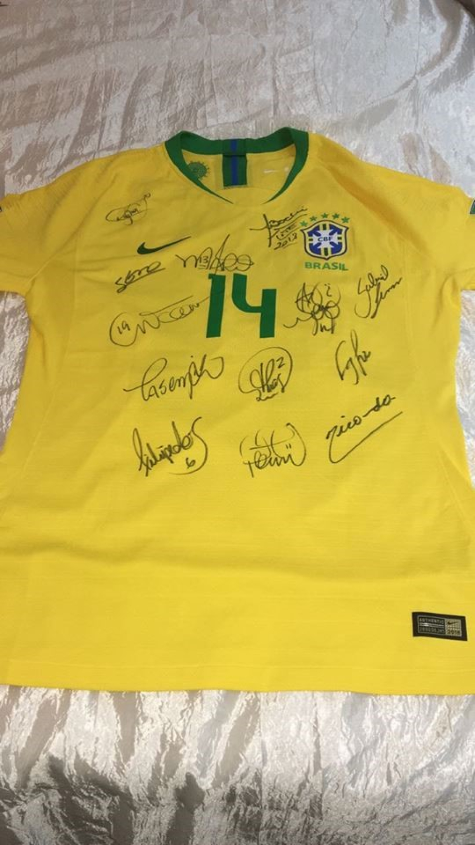 O sortudo vencedor da rifa ganhou esta camiseta