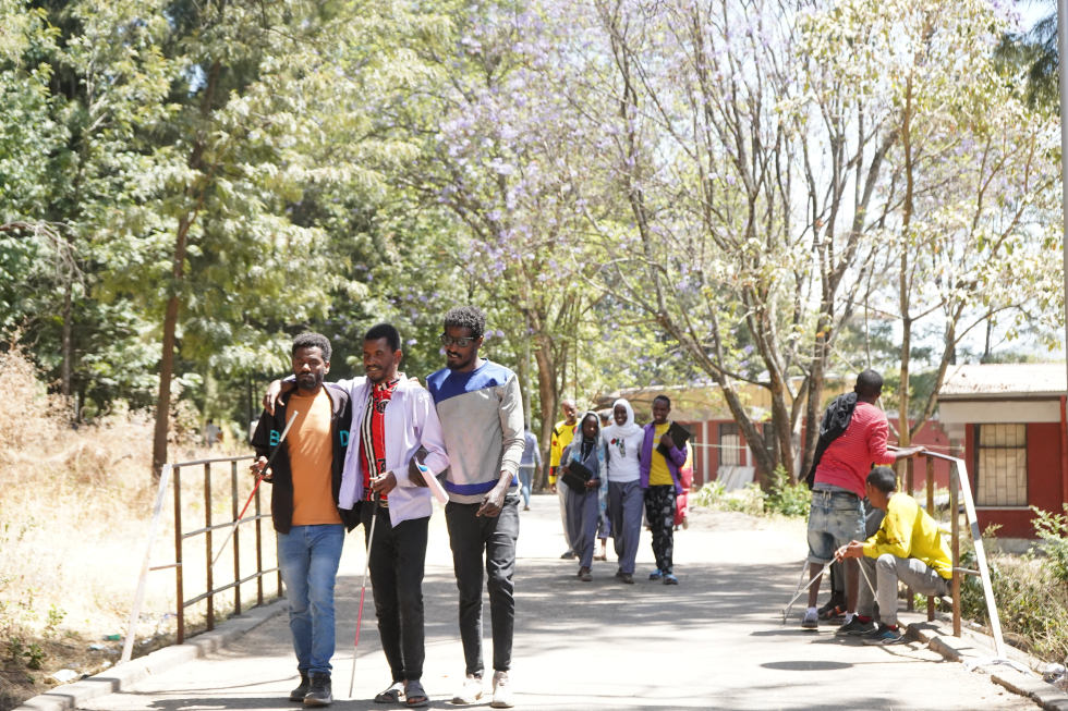 Alunos caminhando em um complexo escolar muito mais verde