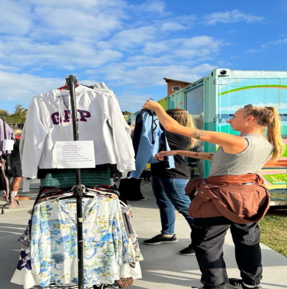 Roupas expostas no dia do bazar